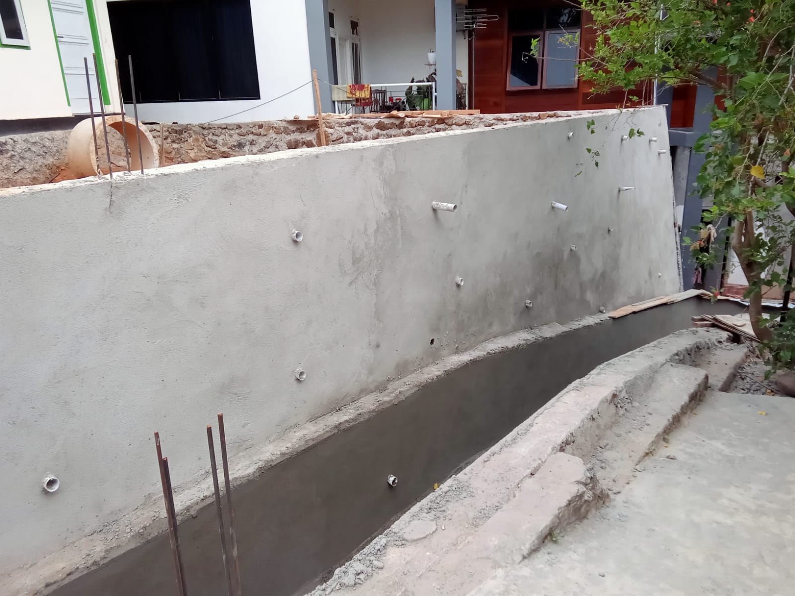 Realisasikan Dana Desa Pemdes  Pekik Nyaring Bangun TPT dan Pasangan Siring di Dusun V