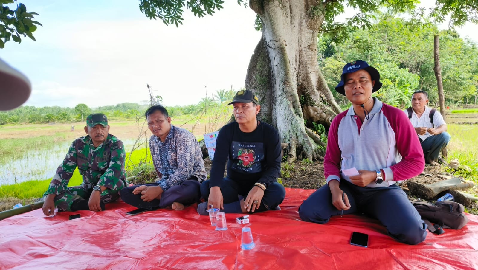 Kelompok tani Marga Sembada Poto Bersama Kepala Dinas Usai Menanm Padi
