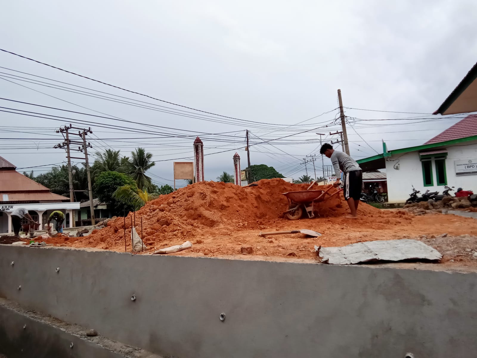 Realisasikan Dana Desa Pemdes  Pekik Nyaring Bangun TPT dan Pasangan Siring di Dusun V