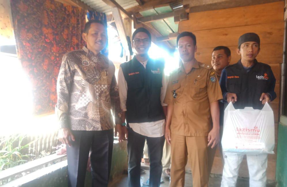 Ketua Lembaga Amilzakat Infaq Sedekah Muhammadiyah (LAZIMU) Ustadz.Henri Firmansyah Bersama  Camat Kota Arga Makmur,,Syafaruddin,S.st.M.Si, Kabupaten Bengkulu Utara, beserta rombongan mengunjungi Ibu Eli Astuti penderita kanker  Desa Senali,