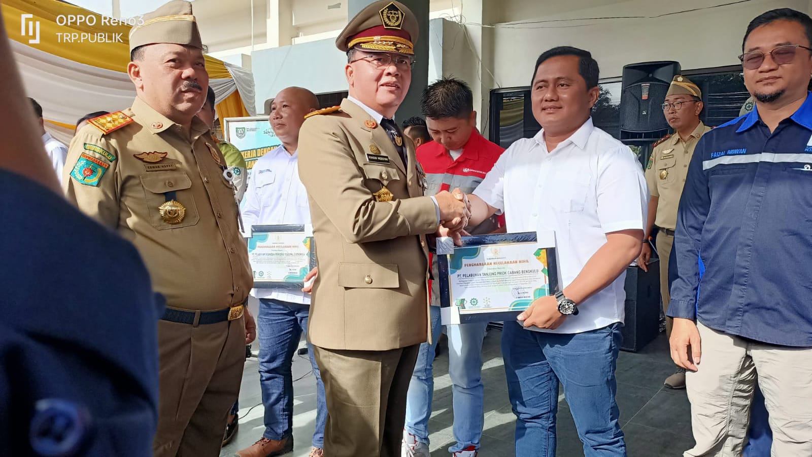 Gubernur menyerahkan penghargaan Zero Accident kepada Perusahaan dan bantuan CSR, santunan BPJS, bantuan sosial perusahaan, serta alat praktek keterampilan untuk kelompok masyarakat.