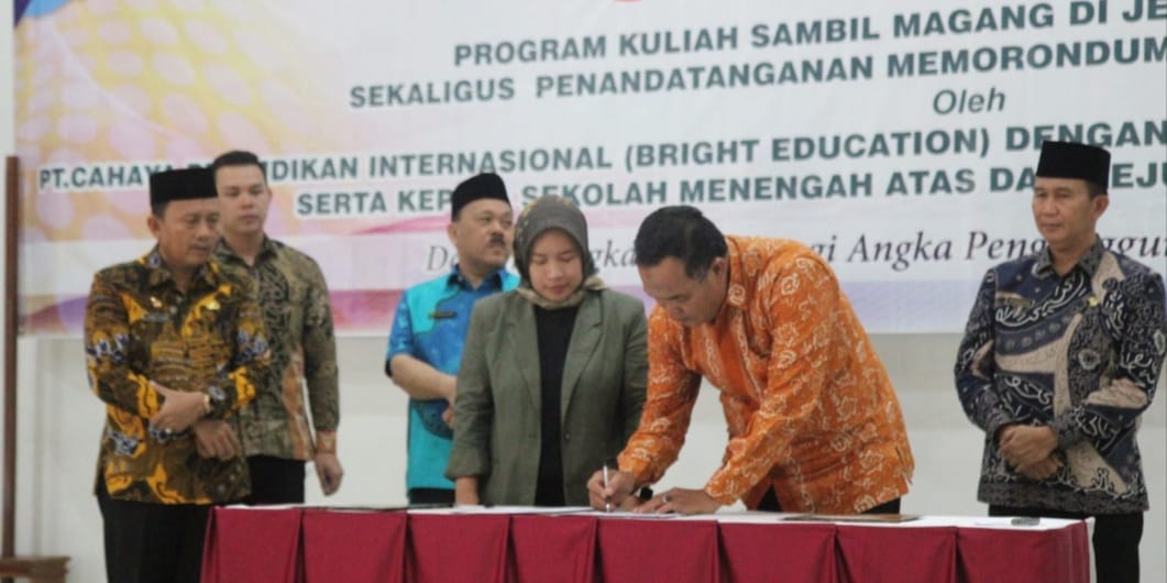  Dinas Pendidikan dan Kebudayaan Provinsi Bengkulu teken MoU dengan PT Cahaya Pendidikan Internasional, di Hotel Adeeva Bengkulu, Kamis (16/2/2023)