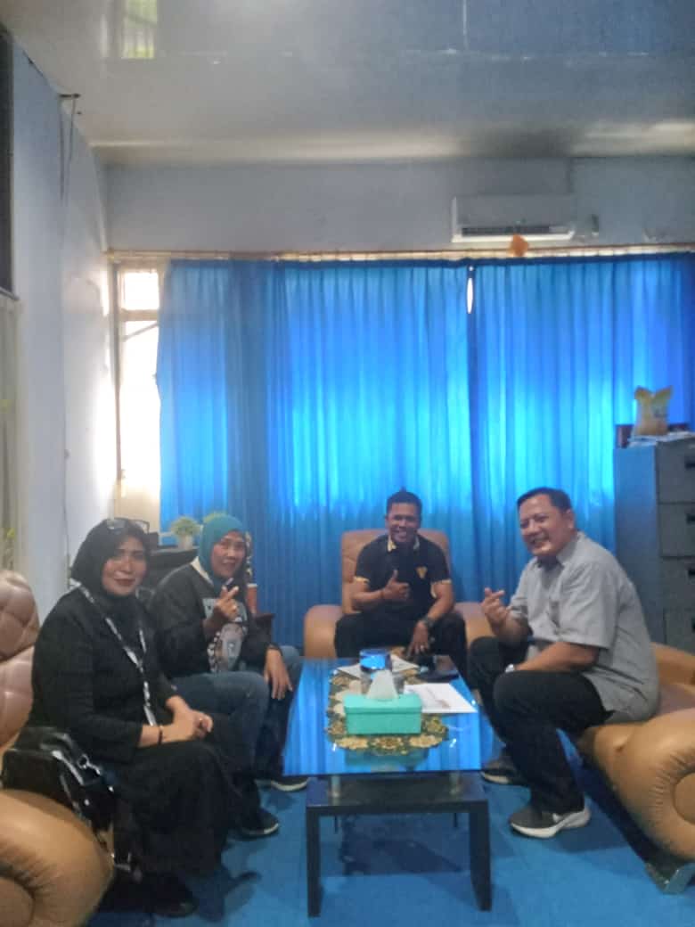 Awak media saat wawancara 