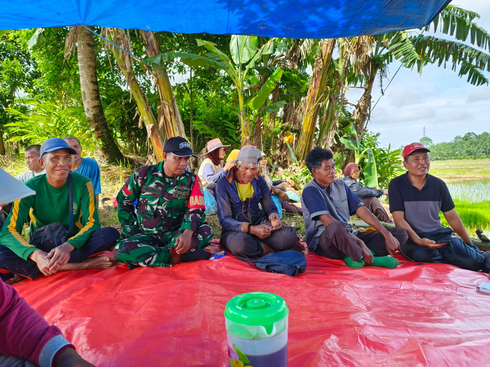 Kelompok tani Marga Sembada Poto Bersama Kepala Dinas Usai Menanm Padi
