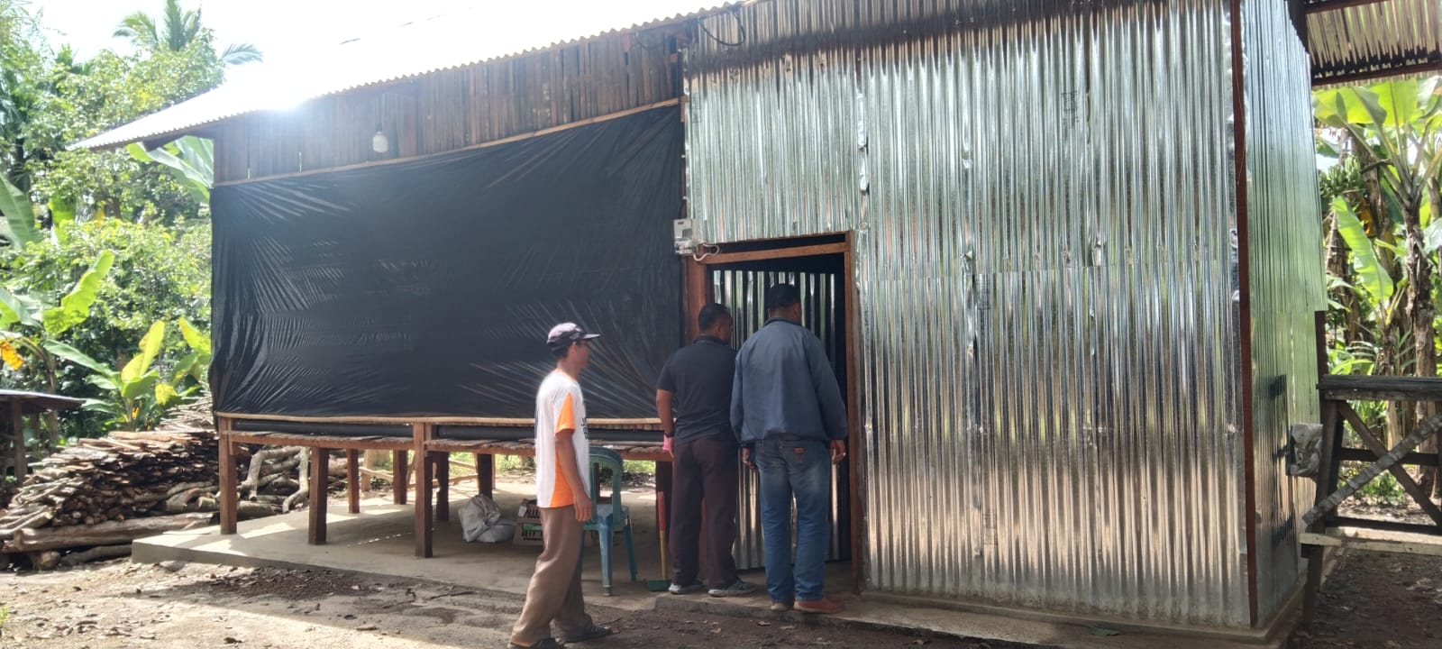 Pemdes Pekik Nyaring Laksanakan Kegiatan Ketahanan Pangan Hewani Dengan Beternak Ayam Untuk Tingkatkan Perekonomian Warga