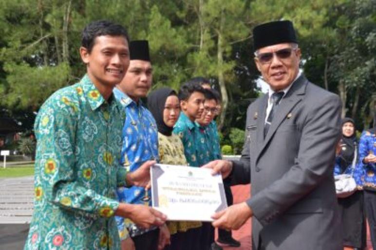 Salah satu sosok pemuda berprestasi, Embang Novianto, yang berasal dari Desa Air Meles Atas, Selupu Rejang, mengukir prestasi gemilang sebagai pemuda wira usaha terbaik.di sekitar wilayah Air Meles Atas.Jumat (1/12)(FT : Gunawan teropongpublik.co.id )