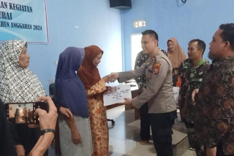 Kapolsek Ketahun Iptu Freddy Simaremare, SH, turut serta dalam kegiatan yang berharga bagi masyarakat Desa Urai. Pada Jumat (08/03/24)(Gunawan - teropongpublik.co.id)