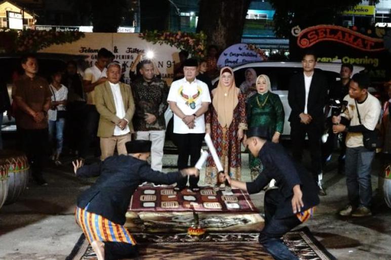 Gubernur Bengkulu Rohidin Mersyah bersama Istri Derta Rohidin menghadiri acara peluncuran "Resto Si Kabayan 91" yang berlokasi di Kecamatan Teluk Segara Kota Bengkulu pada tanggal 9 Maret 2024.(Herdianson - teropongpublik.co.id)