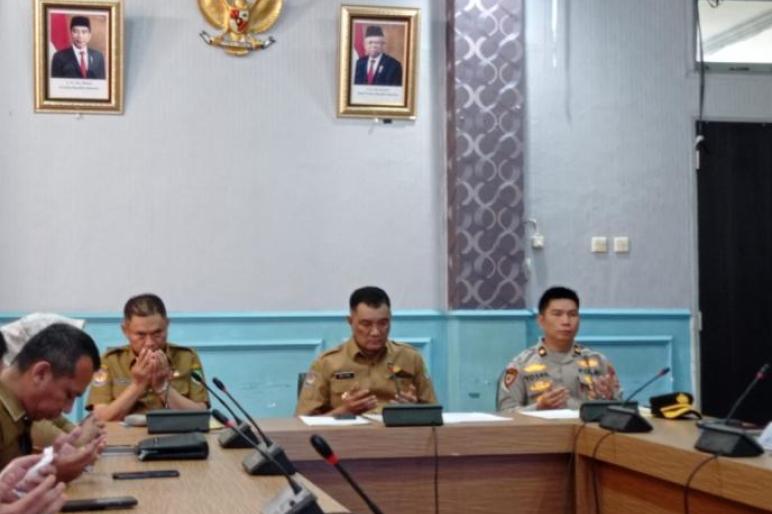 PJ Bupati Bengkulu Tengah, Dr. Heriyandi Roni, M.Si, bersama Sekretaris Daerah, Drs. Rachmat Riyanto, S.T., M.AP, perwakilan Polres, serta Tim Pengendalian Inflasi Daerah (TPID) Kabupaten Bengkulu Tengah aktif mengikuti Rapat Koordinasi (Rakor) secara virtual melalui platform Zoom dengan Kementerian Dalam Negeri (Kemendagri) Republik Indonesia.Senin (18/3)(Rizon - teropongpublik.co.id)