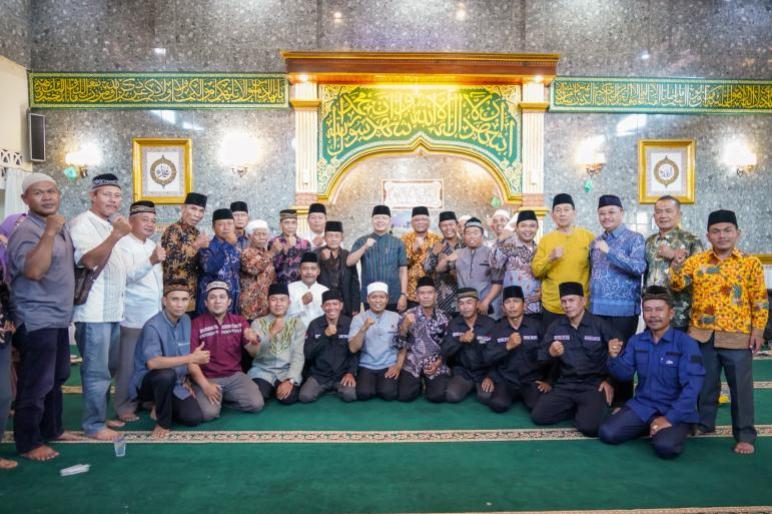 Gubernur Bengkulu Serahkan Rp30 Juta untuk Pembebasan Lahan Masjid Al-Muttaqien.Minggu(15/9)(Rizon - teropongpublik.co.id)