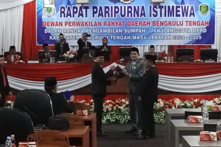 Pelantikan DPRD: Suasana pengambilan sumpah dan janji 25 anggota DPRD Kabupaten Bengkulu Tengah dalam Rapat Paripurna Istimewa di Aula Gunung Bungkuk, Senin (09/09/2024).(Rizon - teropongpublik.co.id)