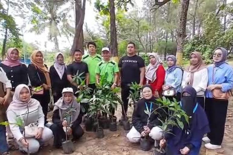 Pemkot Bengkulu Gencarkan Gerakan Menanam Buah, SDN 106 Tanam Pohon Mangga di Pantai Panjang