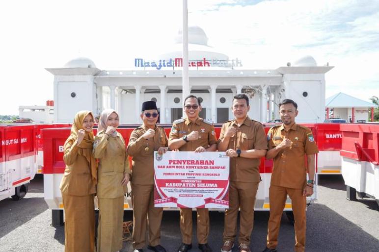 Pemkab Seluma Terima Bantuan Arm Roll dan Kontainer Sampah dari Pemprov Bengkulu