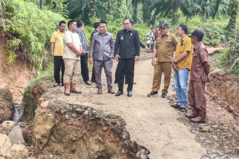 Bupati Seluma Tinjau Lokasi Longsor di Desa Talang Rami, Minta Penanganan Cepat