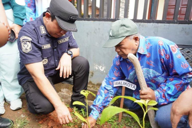 Wali Kota Bengkulu Galakkan Program “Sapo Suruh” untuk Hijaukan Lingkungan Warga