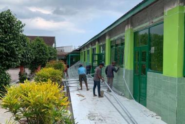 Baru Seminggu Diresmikan, Atap SD di Kota Blitar Ambruk! Dewan Murka: “Seperti Ditempel-Tempel Saja!”