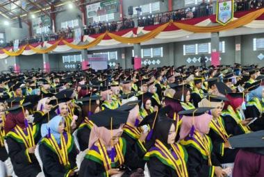 Wali Kota Bengkulu Hadiri Wisuda UMB, Tekankan Pentingnya Kolaborasi Ilmu dan Etika dalam Meraih Kesuksesan