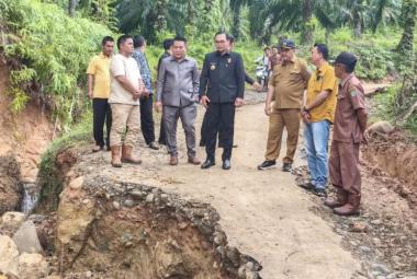 Bupati Seluma Tinjau Lokasi Longsor di Desa Talang Rami, Minta Penanganan Cepat