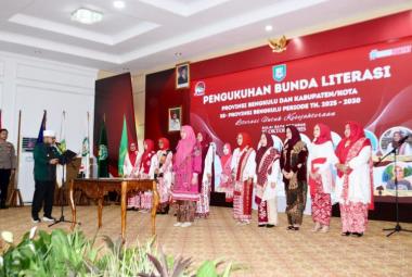 Ny. dr. Mega Ayu Variza Teddy Rahman Dikukuhkan sebagai Bunda Literasi Kabupaten Seluma Periode 2025–2030