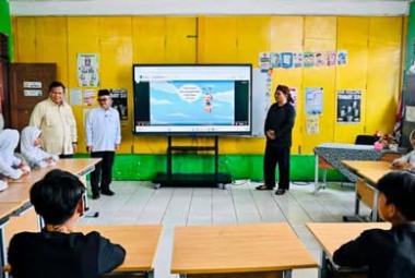 Pemerintah Dorong Transformasi Digital Sekolah Lewat Bantuan TV Digital Board Merah Putih