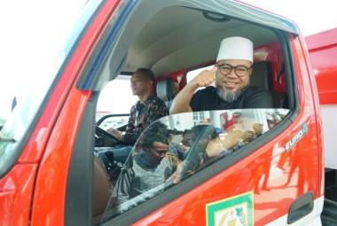 Gubernur Helmi Hasan Serahkan 102 Kontainer dan 2 Truk Sampah untuk Kabupaten/Kota se-Provinsi Bengkulu